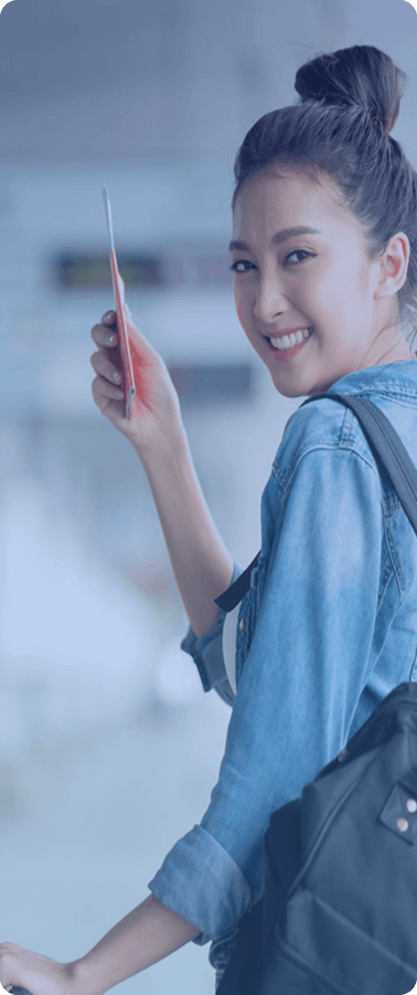 Jeune femme souriante tenant une carte