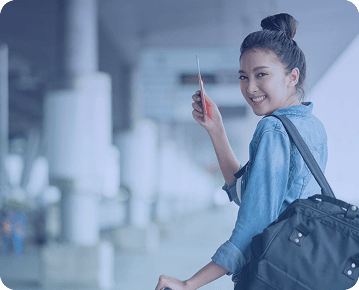 Jeune femme souriante tenant une carte